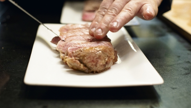 Stück Fleisch auf einem Teller
