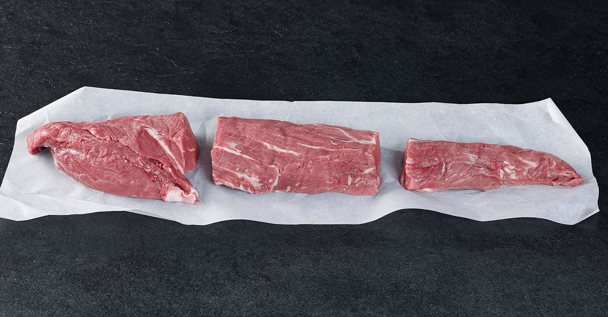 3 Stücke Fleisch "Filet" liegen auf einem Papier