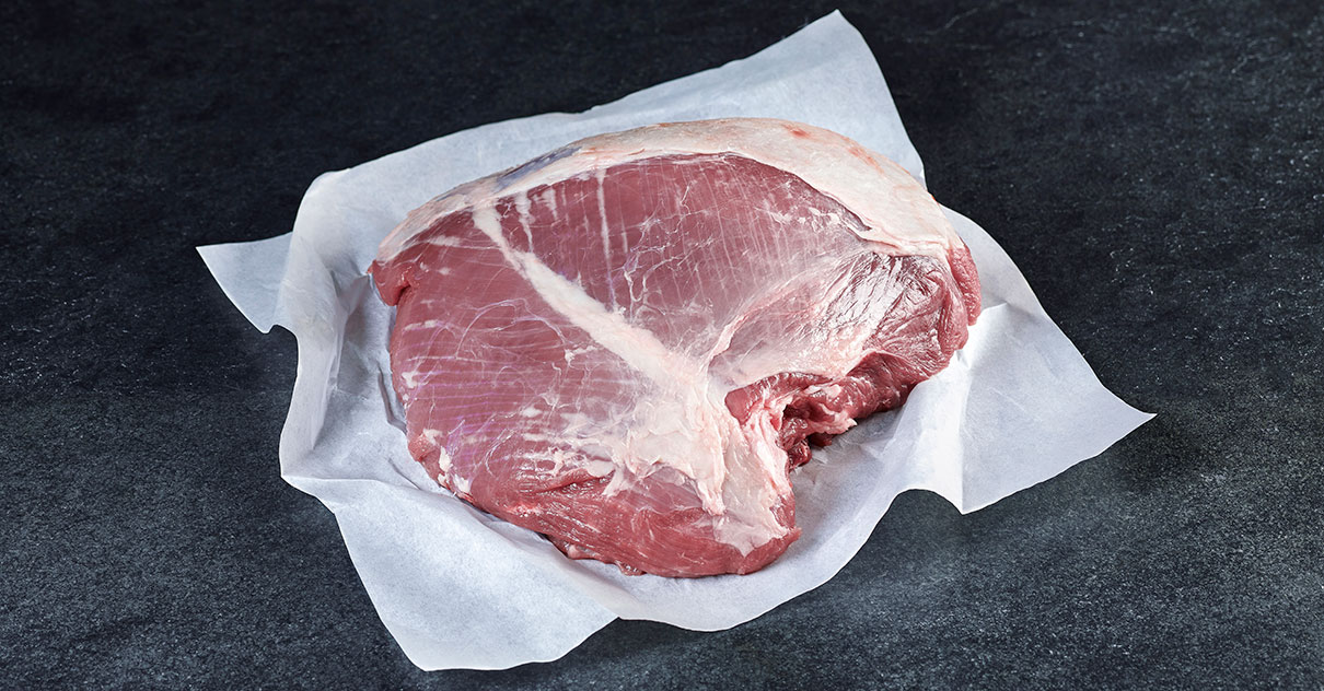 Stück Fleisch "Hüferscherzel" auf Papier