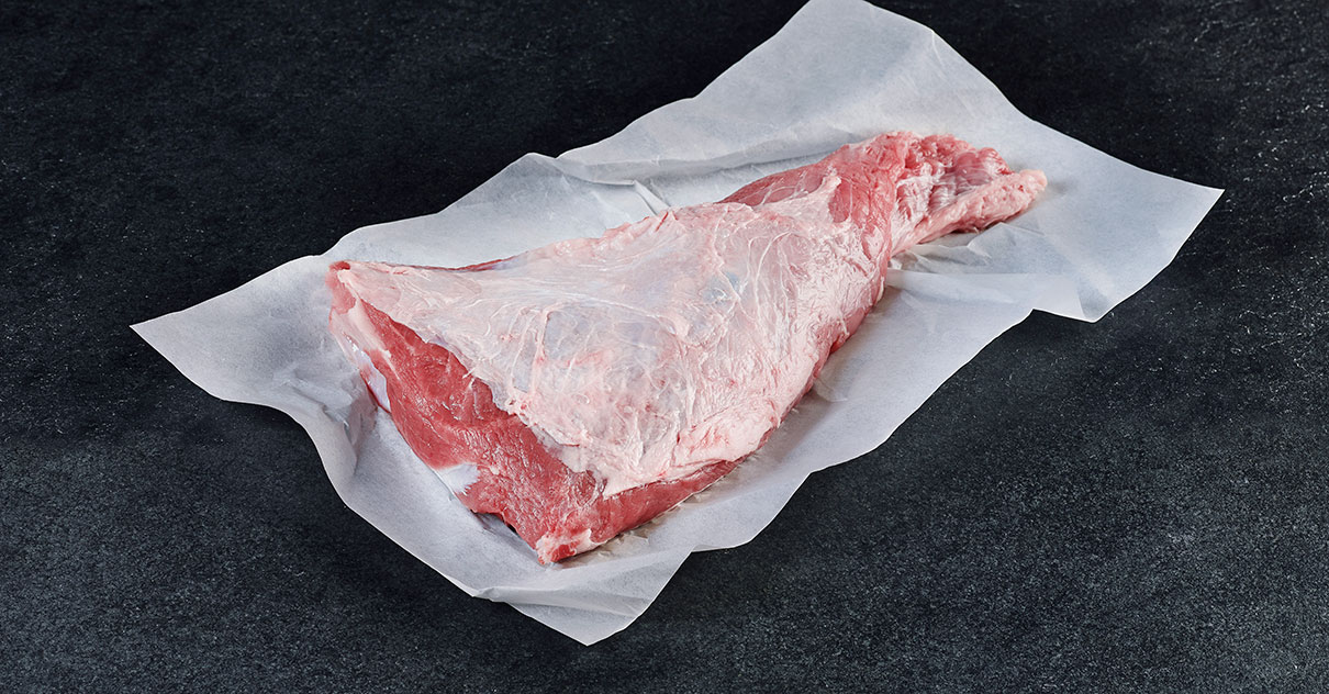 Stück Fleisch "Hüferschwanzl" auf Papier