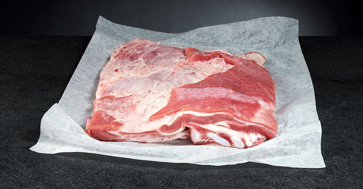 Stück Fleisch "Wammerl", das auf Papier liegt