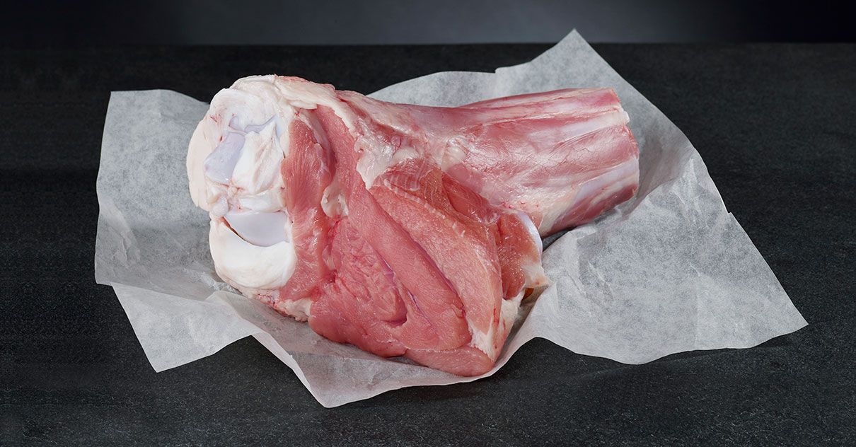 Stück Fleisch "Kalbsstelze" auf Papier