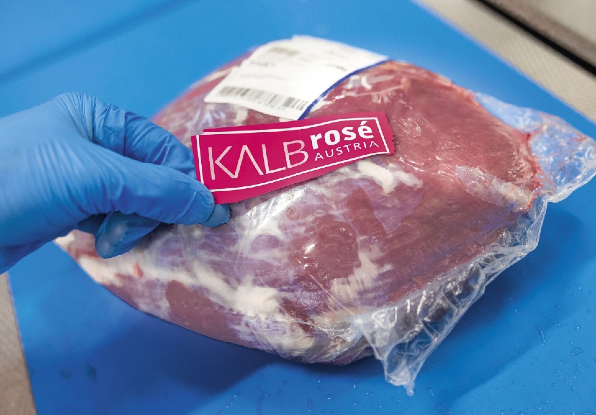 Ein verpacktes Stück Fleisch wird mit dem Kalb Rosé-Pickerl versehen