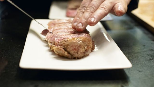 Stück Fleisch auf einem Teller