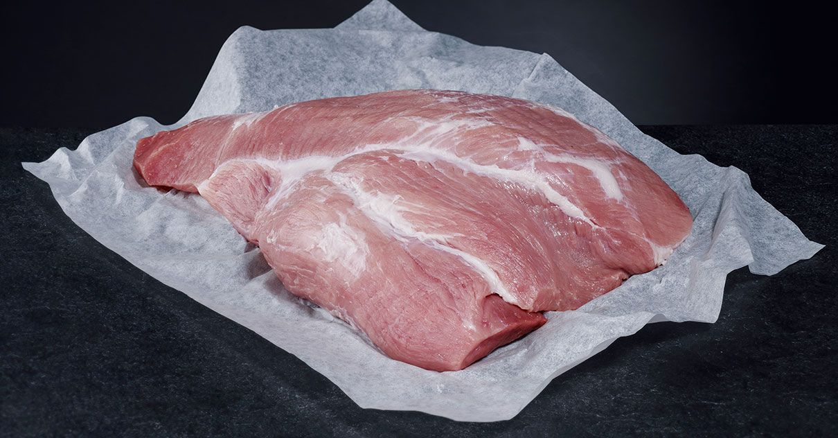 Stück Fleisch "Fricandeau" liegt auf Papier